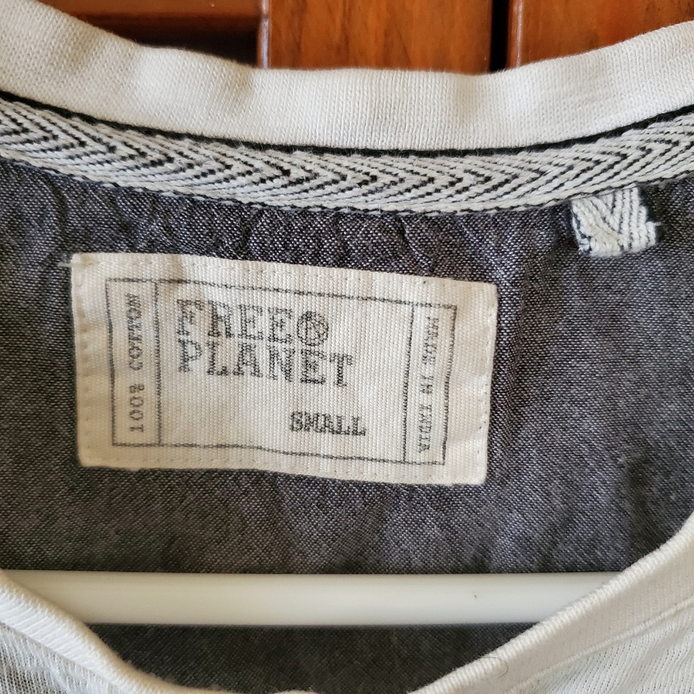 Free Planet T-shirt - Picture 3 of 7